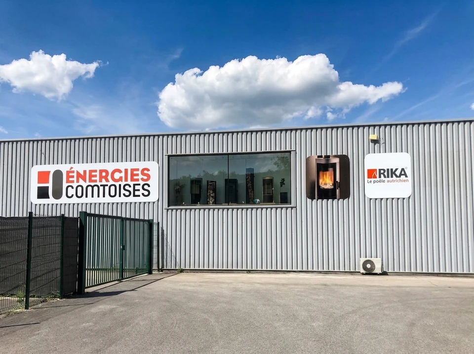 Façade extérieure d'un showroom commercial en bardage métallique gris
