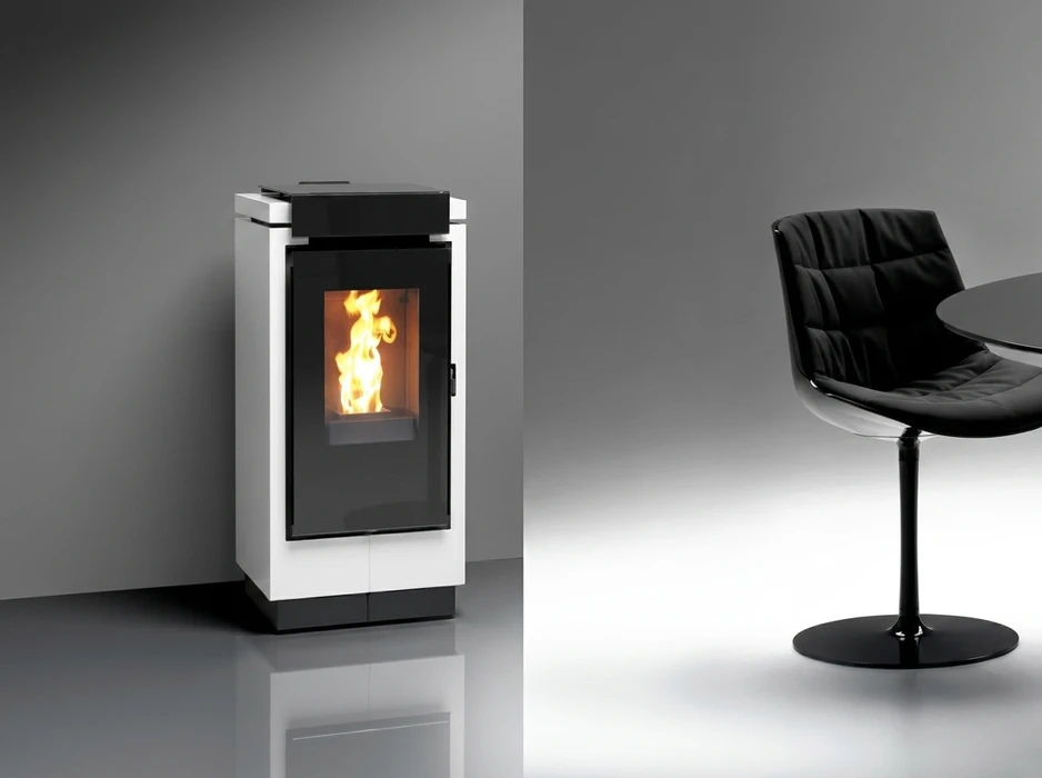 Poêle à granulés design blanc et noir, vitre frontale révélant une flamme vive orangée
