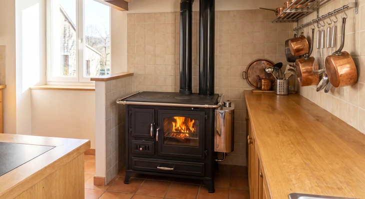 Poêle à bois design contemporain, habillage en pierre ollaire grise veinée, corps en acier émaillé noir mat