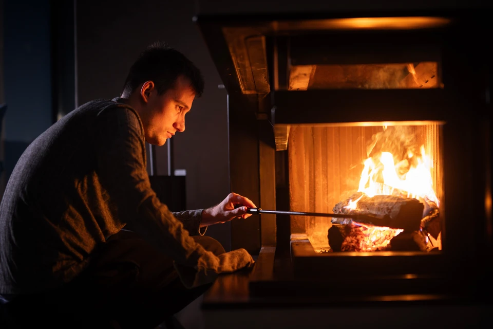 Poêle à bois design contemporain, habillage en pierre ollaire grise veinée, corps en acier émaillé noir mat